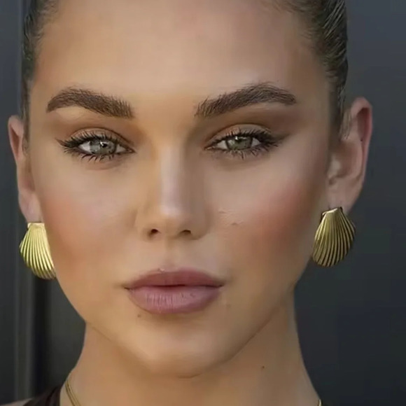 Seashell 18K Gold Stainless Steel Waterproof Earrings - Picture 3 of 17